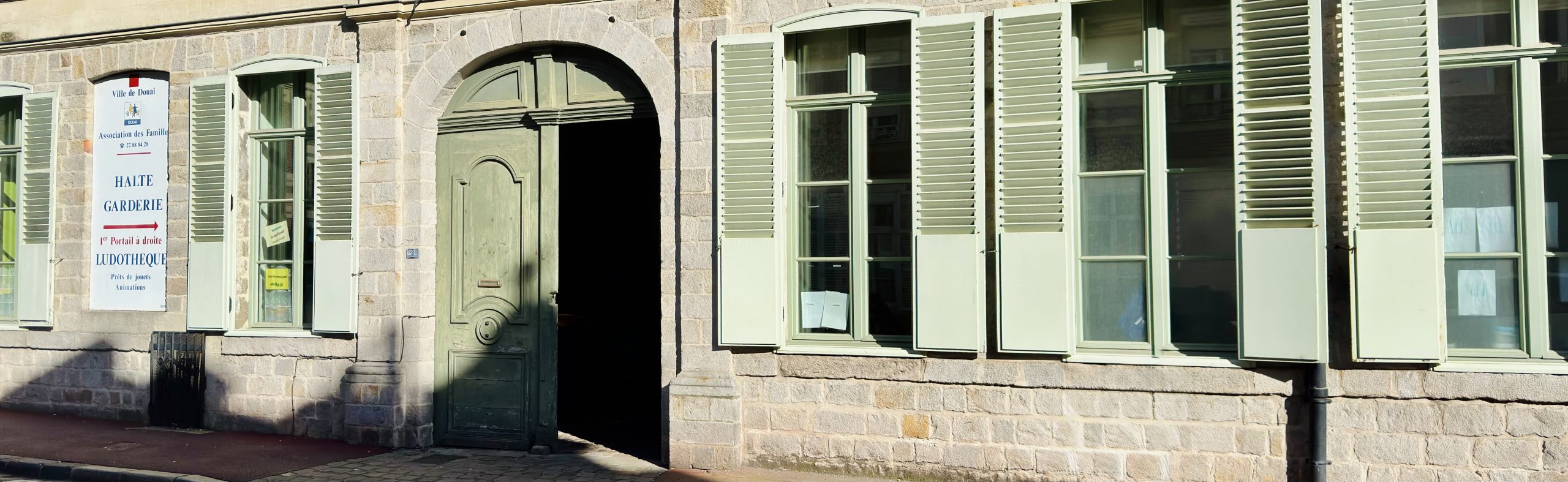 Façade du siège de l'Association des Familles de Douai, rue de l'Université